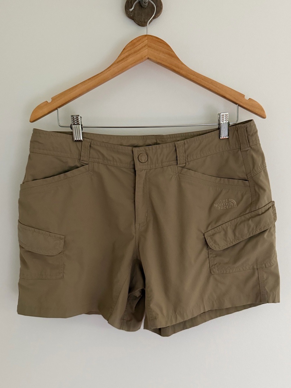 gorpcore hiking cargo shorts • the north face khaki utility shorts